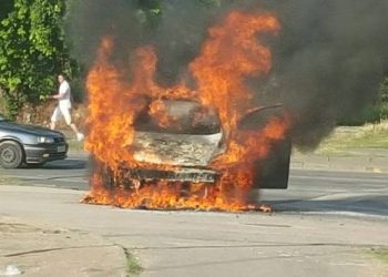 Flakë e tym pranë autostradës në afërsi të Fushë Milotit, “bllokohen” makinat, karburanti 20 metra larg
