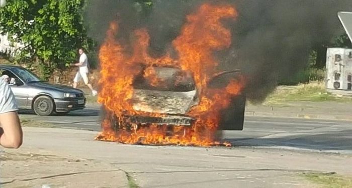 Flakë e tym pranë autostradës në afërsi të Fushë Milotit, “bllokohen” makinat, karburanti 20 metra larg