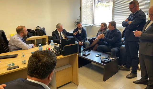 Alibeaj dridhet si miu para Berishës, të tjerët dëgjojnë, çfarë nuk u pa nga takimi në PD