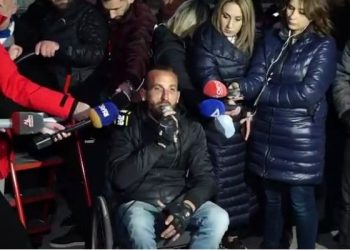 VIDEO/ Djali i paralizuar prek zemrat e të gjithë shqiptarëve në protestë. Nuk i mbani dot lotët