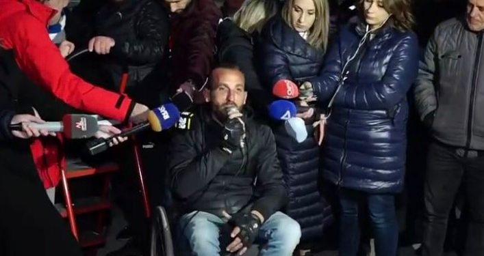 VIDEO/ Djali i paralizuar prek zemrat e të gjithë shqiptarëve në protestë. Nuk i mbani dot lotët