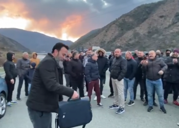 VIDEO/ “Tani sa erdha nga Tirana me autobuz”, momenti i veçantë kur Dom Gjergj Meta u bashkohet protestueve