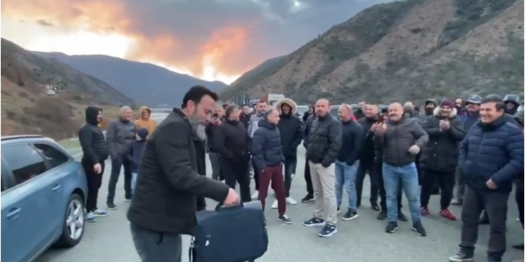 VIDEO/ “Tani sa erdha nga Tirana me autobuz”, momenti i veçantë kur Dom Gjergj Meta u bashkohet protestueve