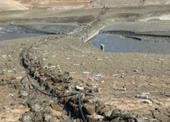 FOTO/ ALARMANTE/ Fierza drejt tharjes, pamjet tregojnë kuotat minimale të ujit në liqen