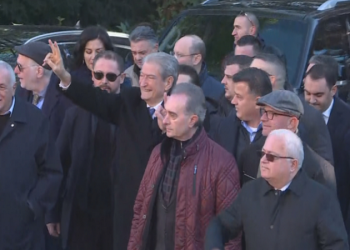 FOTO/ Nis çlirimi i selisë së PD nga dyert e blinduara, Sali Berisha gati të futet në zyrë si fitues