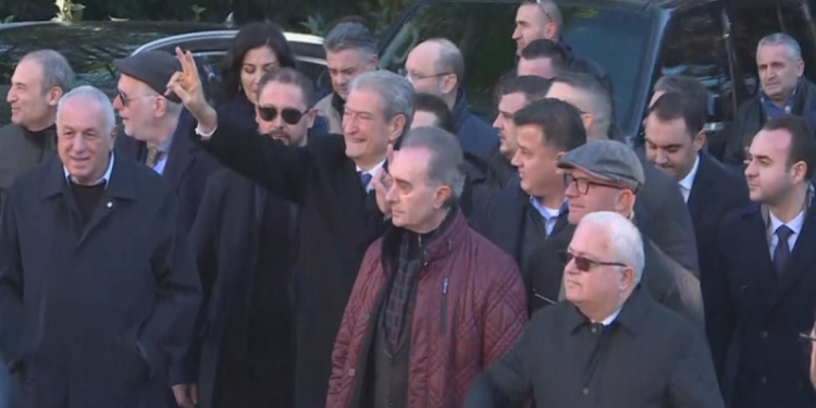 FOTO/ Nis çlirimi i selisë së PD nga dyert e blinduara, Sali Berisha gati të futet në zyrë si fitues