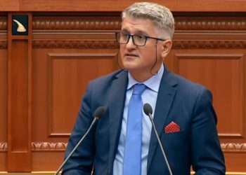 FOTO/ Agron Gjekmarkaj i jep shkelmin e fundit Lulzim Bashës, bën veprimin e papritur