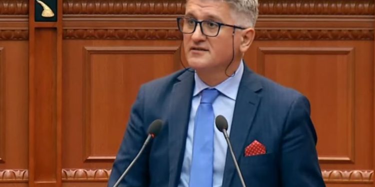 FOTO/ Agron Gjekmarkaj i jep shkelmin e fundit Lulzim Bashës, bën veprimin e papritur