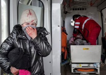 FOTO prekëse nga lufta në Ukrainë, mjeku përpiqet të shpëtojë 6 vjeçaren: Tregojani Putinit këtë