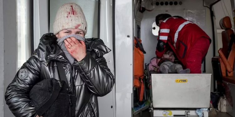 FOTO prekëse nga lufta në Ukrainë, mjeku përpiqet të shpëtojë 6 vjeçaren: Tregojani Putinit këtë