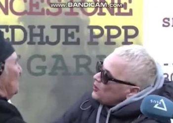 SKANDAL/ Dalin dokumentat, gruaja që largoi nëna Lizën nga protesta punon në Bashkinë e Tiranë sëbashku me fëmijët