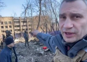 VIDEO/ Rusët nisin “eleminimet pa mëshirë”, bombardojnë zonën e banuar në Kiev