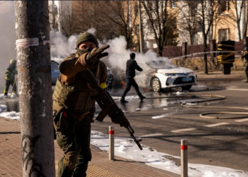 Kryebashkiaku ukrainas qëllohet për vdekje afër Kievit, trupat ruse nuk kursejnë asnjë
