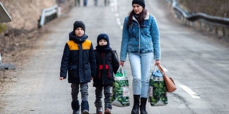 Gra dhe fëmijë ukrainas presin deri në 60 orë për të kaluar kufirin
