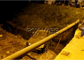 VIDEO/ Drejtoresha e Kadastrës së Beratit përfundon me “benz” në kanal, largohet nga spitali pa lënë policinë t’i bëjë testin e alkoolit