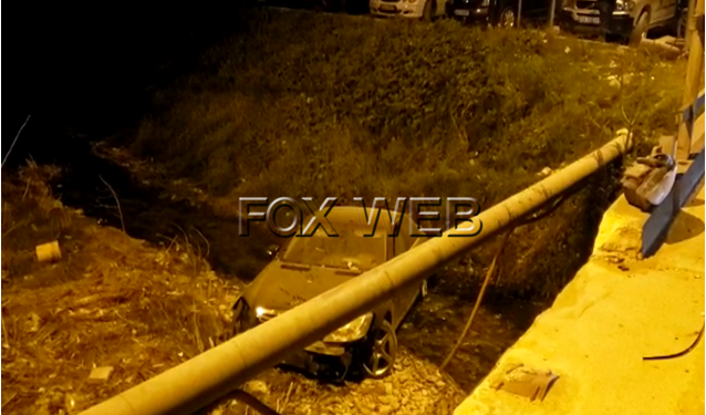 VIDEO/ Drejtoresha e Kadastrës së Beratit përfundon me “benz” në kanal, largohet nga spitali pa lënë policinë t’i bëjë testin e alkoolit