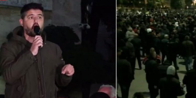Gazetari Marin Mema çon peshë protestuesit dhe ngre Tiranën në këmbë