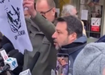 VIDEO/ “Ti je kloun i Putinit”, politikani italian sulmohet teksa po fliste në kufirin Poloni-Ukrainë