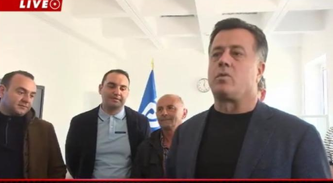 Shiko çfarë po ndodh tani tek selia e Partisë Demokratike