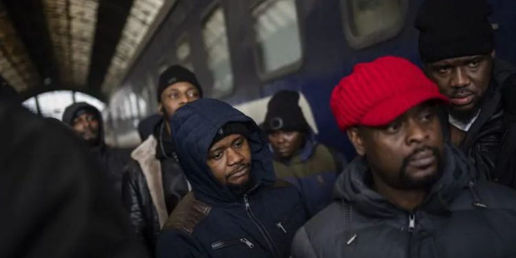 Pse njerëzit me ngjyrë e kanë më të vështirë të arratisen nga Ukraina. Dhunohen nga policia