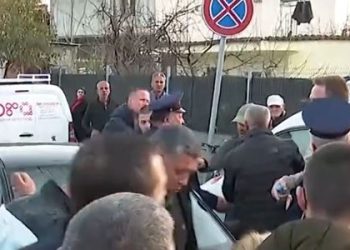 E rëndë në Paskuqan/ Zbret nga makina dhe u nxjerr armën protestuesve: Shihe, ka pistoletë!