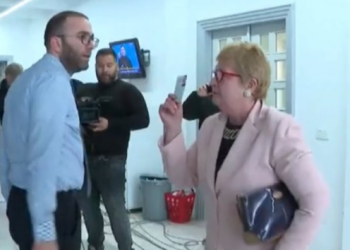 “Mos më prek! Do bërtas!” Shiko si Gaz Bardha zihet me zonjën demokrate