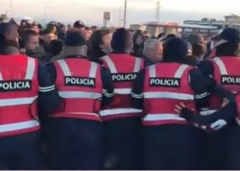 VIDEO/ Shpërthen Lushnja, shiko live çfarë po ndodh tani. Nuk mban më!