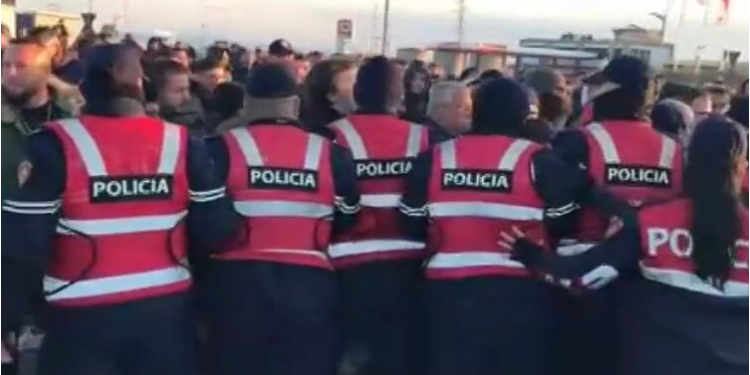 VIDEO/ Shpërthen Lushnja, shiko live çfarë po ndodh tani. Nuk mban më!