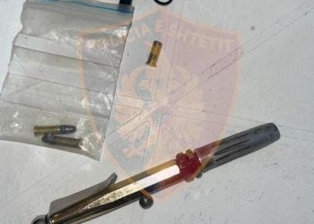 U kap me pistoletë stilolaps dhe me fishekë në makinë, arrestohet 21-vjeçari nga Shijaku