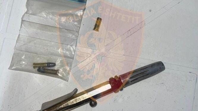 U kap me pistoletë stilolaps dhe me fishekë në makinë, arrestohet 21-vjeçari nga Shijaku