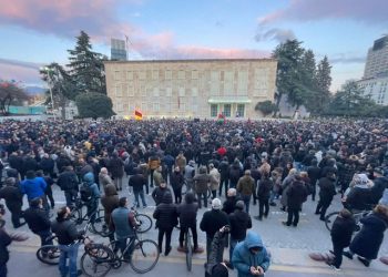 “2 mln lekë dëmshpërblim nga efektivët”/ Zbulohet plani i protestuesve: I kemi me foto
