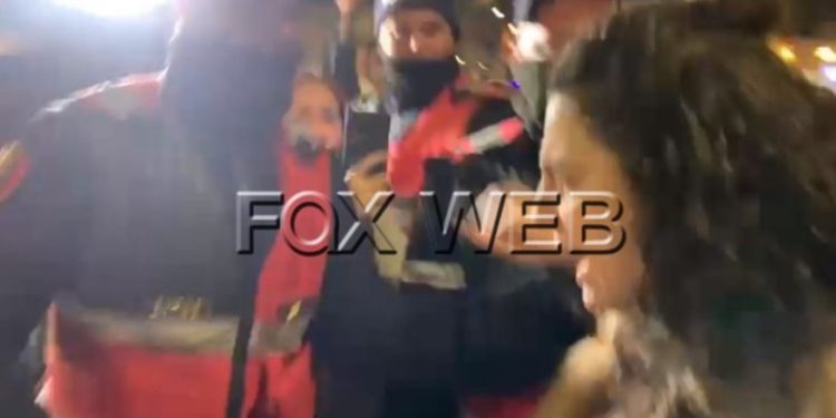 VIDEO/ Kjo nuk duhet të ndodhte, policia dhunon vajzat me pankartë në duar