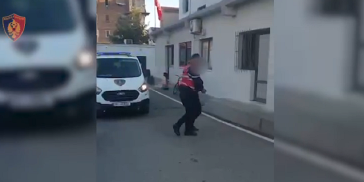 Arrestohet kultivuesi i drogës në Elbasan, çfarë iu gjet në shtëpi