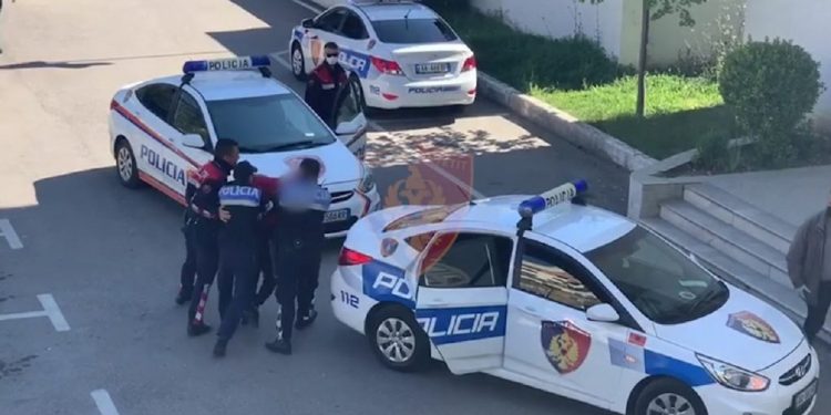 Dhunë në familje dhe tapë në timon, në pranga katër persona në Tiranë