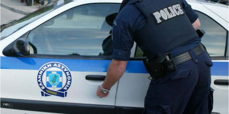 Hynë për të grabitur të moshuarën greke, arrestohen 2 të rinj shqiptarë, dhunuan 88 vjeçaren