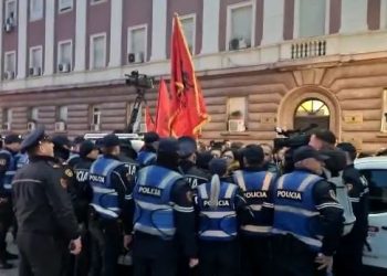 FOTO/ Protestë 24 orëshe para Kryeministrisë/ Ndërhyn policia, tensionohet situata