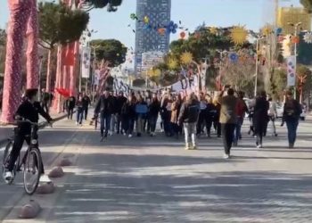 Qytetarët refuzojnë protestën fallco të Adriatik Lapajt, zari i paguar nga Soros