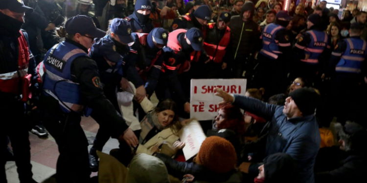 Protestuan kundër rritjes së çmimeve, arrestohen 23 persona në Tiranë!