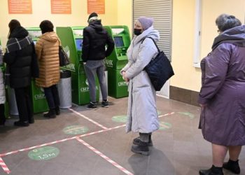 Rubla ka “shkrirë”, Rusia e pranon: Sanksionet po na rrënojnë