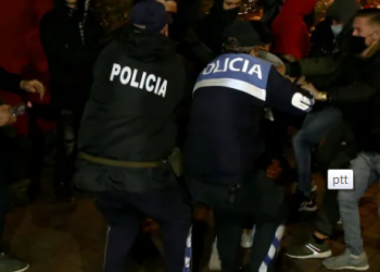 Protestuesit përplasen me policinë në Shkodër