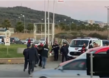 VIDEO/ Policia përleshet me protestuesit në Lushnjë. Shiko çfarë po ndodh