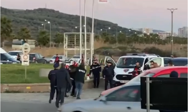VIDEO/ Policia përleshet me protestuesit në Lushnjë. Shiko çfarë po ndodh
