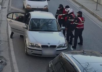 EMRAT/ ‘Shqiponjat’ hidhen në veprim në Vlorë, arrestojnë 3 persona të rrezikshëm