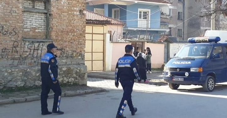 Goditën me sende të forta në kokë 63-vjeçarin, arrestohen dy të rinjtë në Skrapar