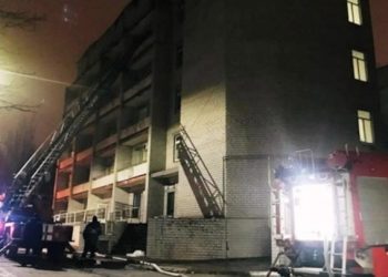 E trishtë/ Sulmet ruse nuk kursejnë as bluzat e bardha, si u qëllua për vdekje mjekja që po çonte në spital nipin e saj