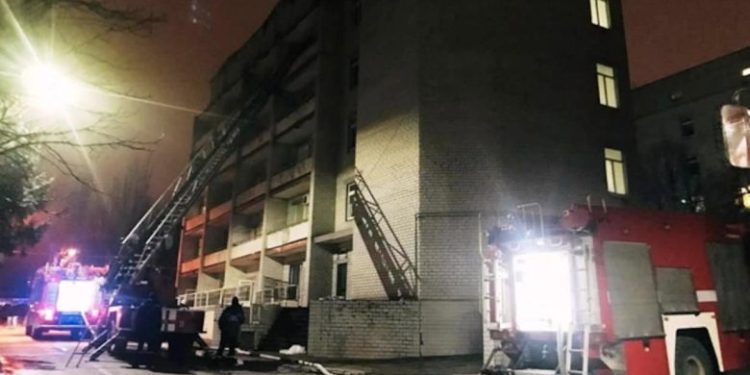 E trishtë/ Sulmet ruse nuk kursejnë as bluzat e bardha, si u qëllua për vdekje mjekja që po çonte në spital nipin e saj