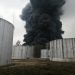VIDEO/ Sulm ajror ndaj depos së naftës në qytetin verior të Ukrainës