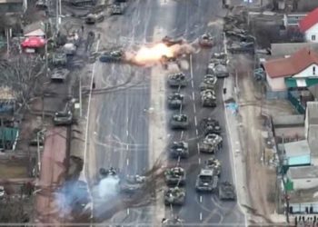 VIDEO/ Luftë e vërtetë në mes të Kievit/ Sulen tanket ruse, por ukrainasit i neutralizojnë me bomba