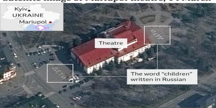 “Fëmijë” në rusisht, pamjet satelitore tregojnë shkrimin misterioz në oborrin e teatrit të bombarduar të Mariupolit