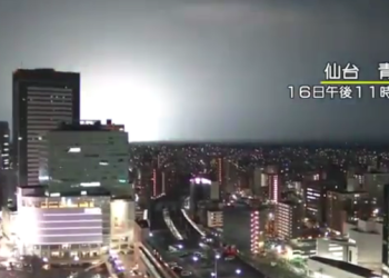 VIDEO/ Pamje të frikshme nga tërmeti në Japoni, një dritë e çuditshme ndriçon qiellin